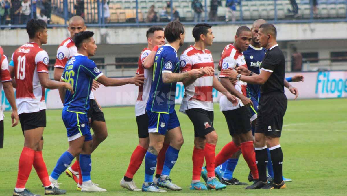 Pemain Persib Bandung melakukan protes kepada wasit saat pertandingan menghadapi Madura United.