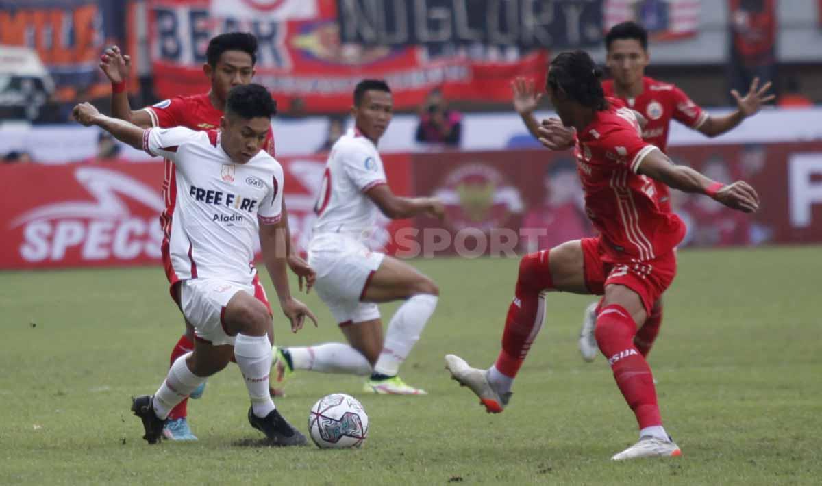 Pemain Persis Solo, Althaf Indie Alrizky (kiri) mencoba melewati hadangan bek Persija Jakarta, Hansamu Yama pada laga Liga 1 di Stadion Patriot Candrabhaga, Minggu (31/07/22).