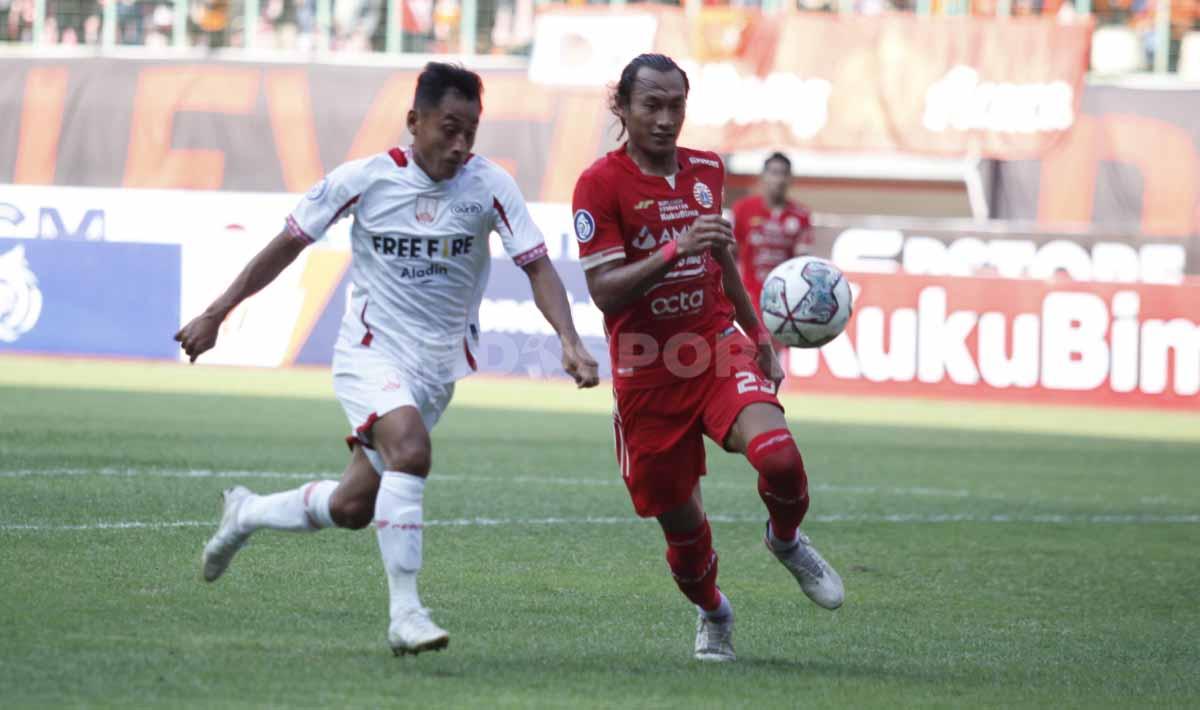 Striker Persis Solo, Samsul Arif dijaga ketat oleh Bek Persija Jakarta, Hansamu Yama (kanan) pada laga Liga 1 di Stadion Patriot Candrabhaga, Minggu (31/07/22).