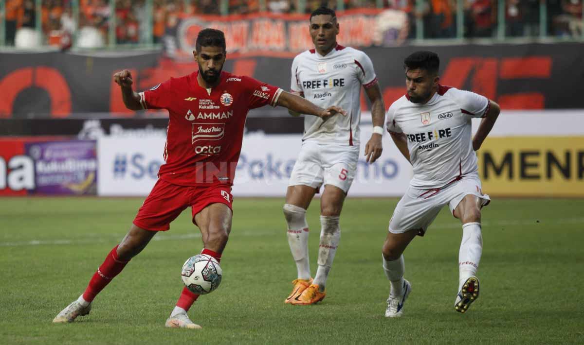 Striker Persija Jakarta, Abdulla Yusuf (kiri) dijaga ketat bek Persis Solo, Fabiano Beltrame (kanan) pada laga Liga 1 di Stadion Patriot Candrabhaga, Minggu (31/07/22).