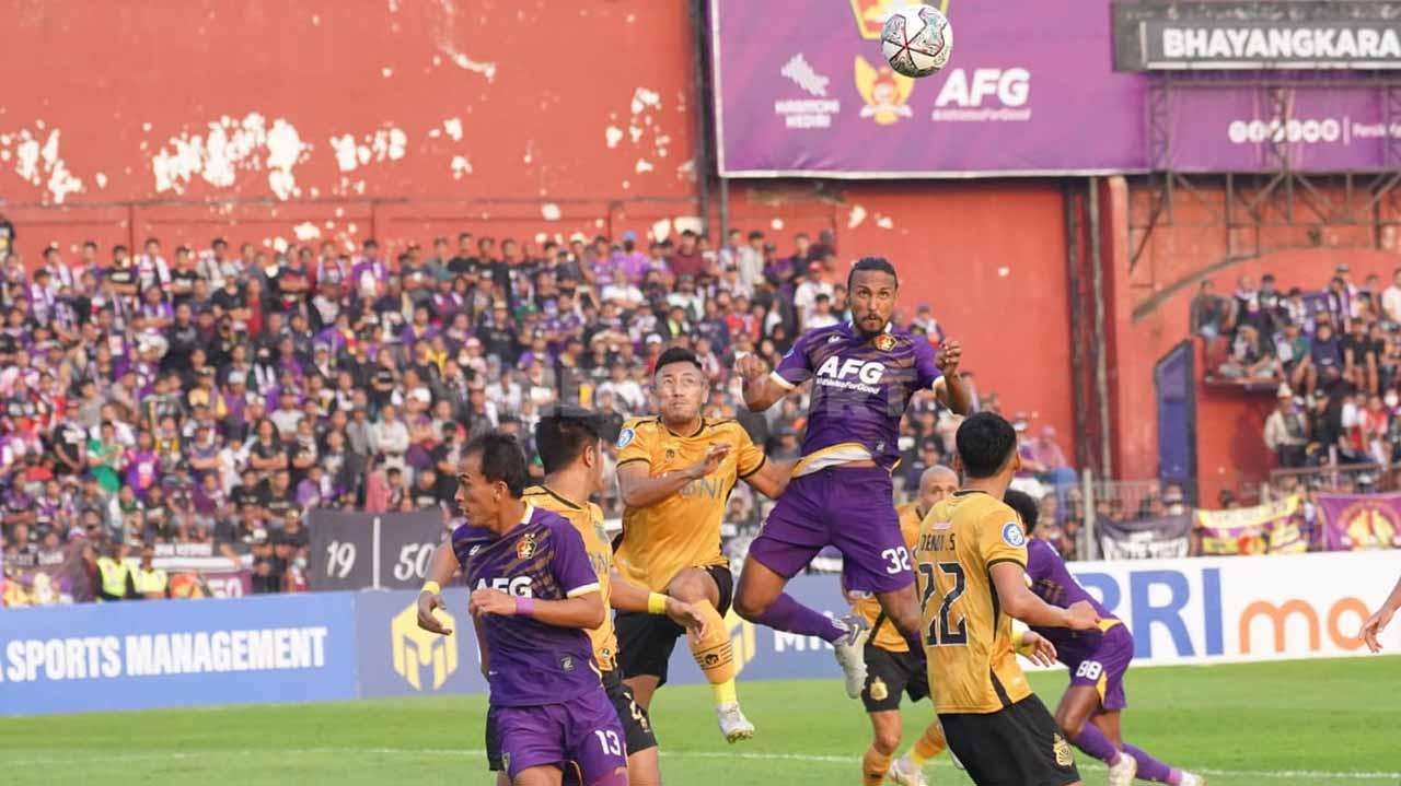 Duel bola pemain Persik Kediri, Rohit Chand, dengan pemain Bhayangkara FC di laga BRI Liga 1, Minggu (31/07/22).