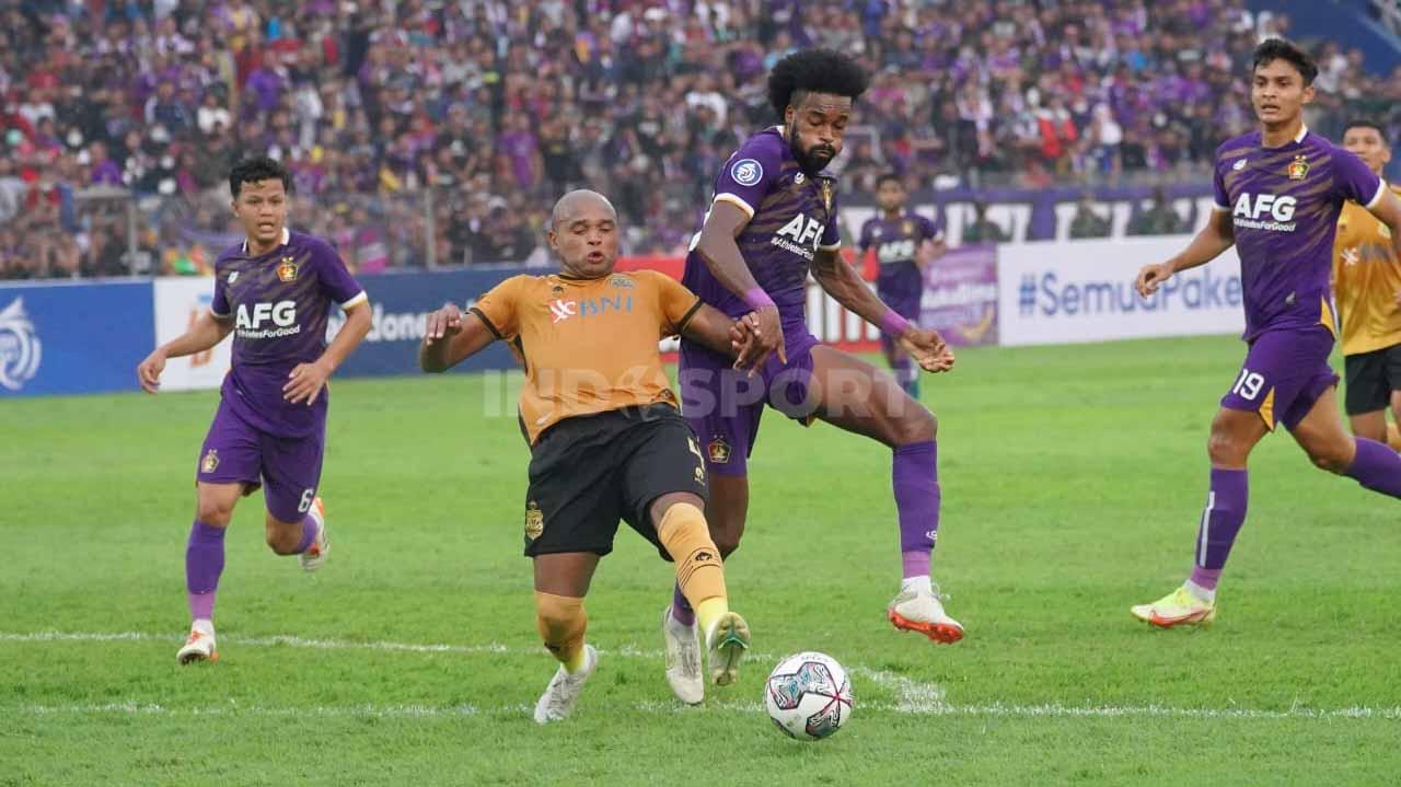 Pemain Persik Joanderson dikawal ketat pemain Bhayangkara FC Anderson Salles di laga BRI Liga 1, Minggu (31/07/22).
