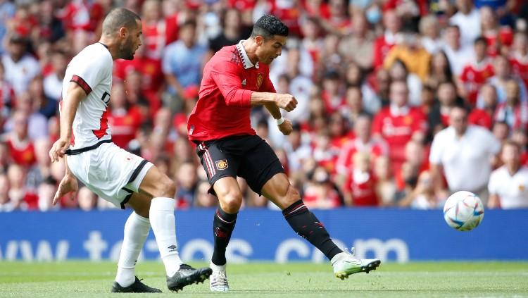 Indosport - Aksi Cristiano Ronaldo di laga pramusim Manchester United vs Rayo Vallecano (31/07/22). (Foto: Reuters/Ed Sykes)