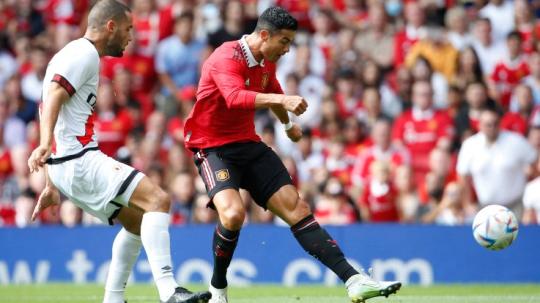 Aksi Cristiano Ronaldo di laga pramusim Manchester United vs Rayo Vallecano (31/07/22). (Foto: Reuters/Ed Sykes)