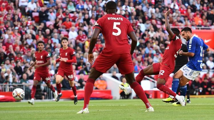 Adrien Thomasson (jersey biru) mencetak gol di laga pramusim Liverpool vs Strasbourg (01/08/22). (Foto: REUTERS/Peter Powell) - INDOSPORT