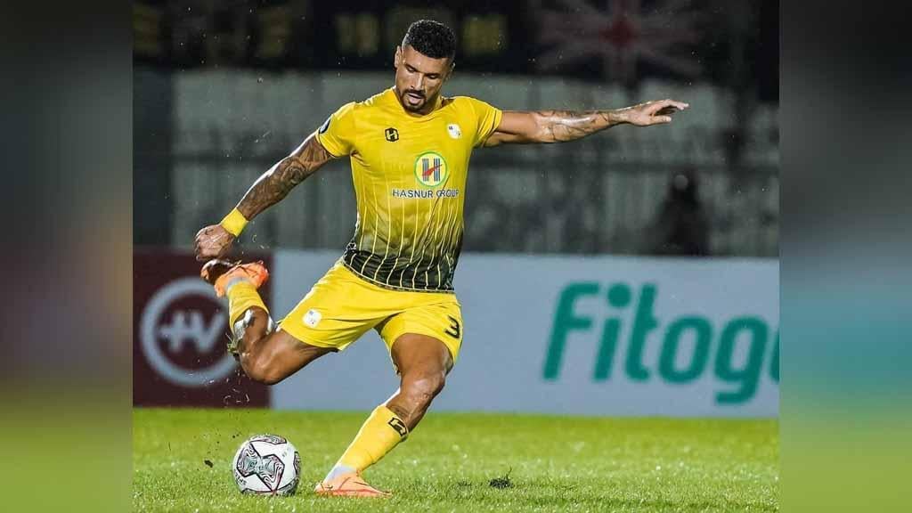 Renan Alves, pemain asing Barito Putera mencetak gol bunuh diri ke gawang RANS Nusantara FC di pekan ke-14 Liga 1 2023/2024. Foto: Barito Putera - INDOSPORT