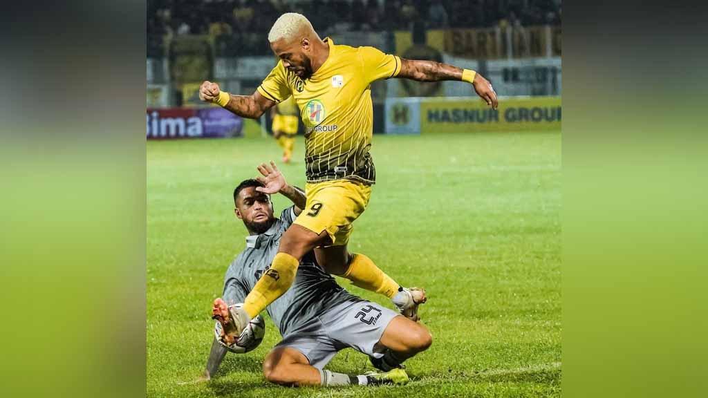 Rafael Silva, pemain asing Barito Putera di Liga 1 2022, melewati kawalan bek Borneo FC, Diego Michiels. Foto: Barito Putera - INDOSPORT