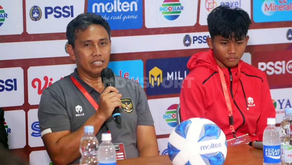 Indosport - Pelatih Timnas Indonesia U-16, Bima Sakti bersama Arkhan Kaka Putra Purwanto.