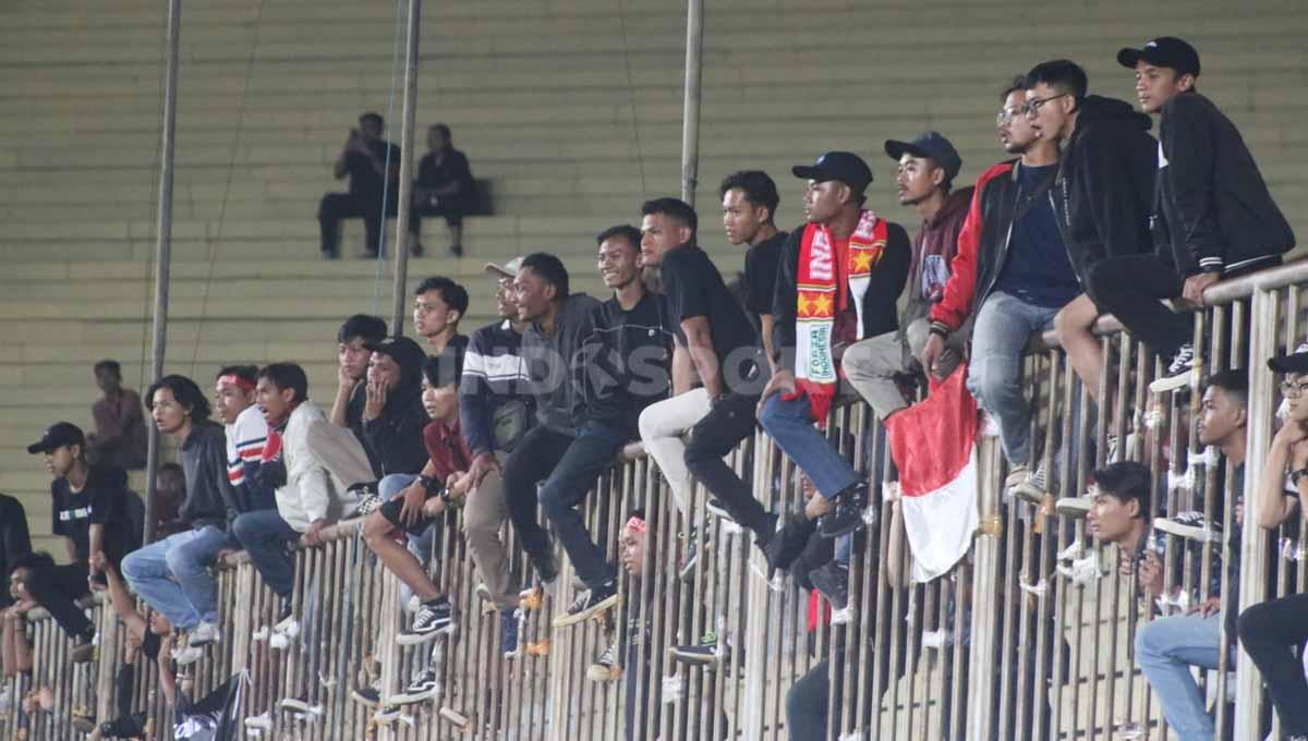 Jumlah suporter yang mendukung Timnas Indonesia U-16 melawan Filipina U-16 masih sedikit.