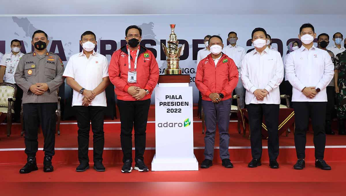 Menpora Zainudin Amali dan Ketua Umum PP PBSI, Agung Firman Sampurna membuka Piala Presiden Bulutangkis 2022. Hadir pula Ketua Komite Olimpiade Indonesia, Raja Sapta Oktohari (paling kanan). Foto: PBSI