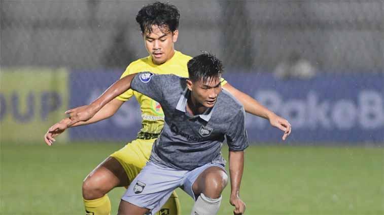 Nur Hardianto (depan) saat laga Borneo FC vs Barito Putera. Foto: Borneo FC - INDOSPORT