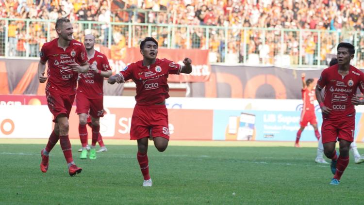 Selebrasi pemain muda Persija Jakarta, Frangky Missa (tengah) usai mencetak gol kedua ke gawang Persis Solo pada laga Liga 1 di Stadion Candrabhaga, Minggu (31/07/22). - INDOSPORT