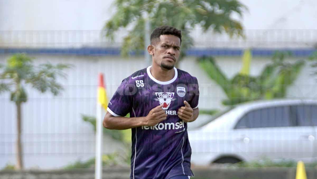 Gelandang Persib, Ricky Kambuaya berpeluang ditampilkan saat berhadapan dengan Borneo FC di Liga 1, Minggu (07/08/22). - INDOSPORT