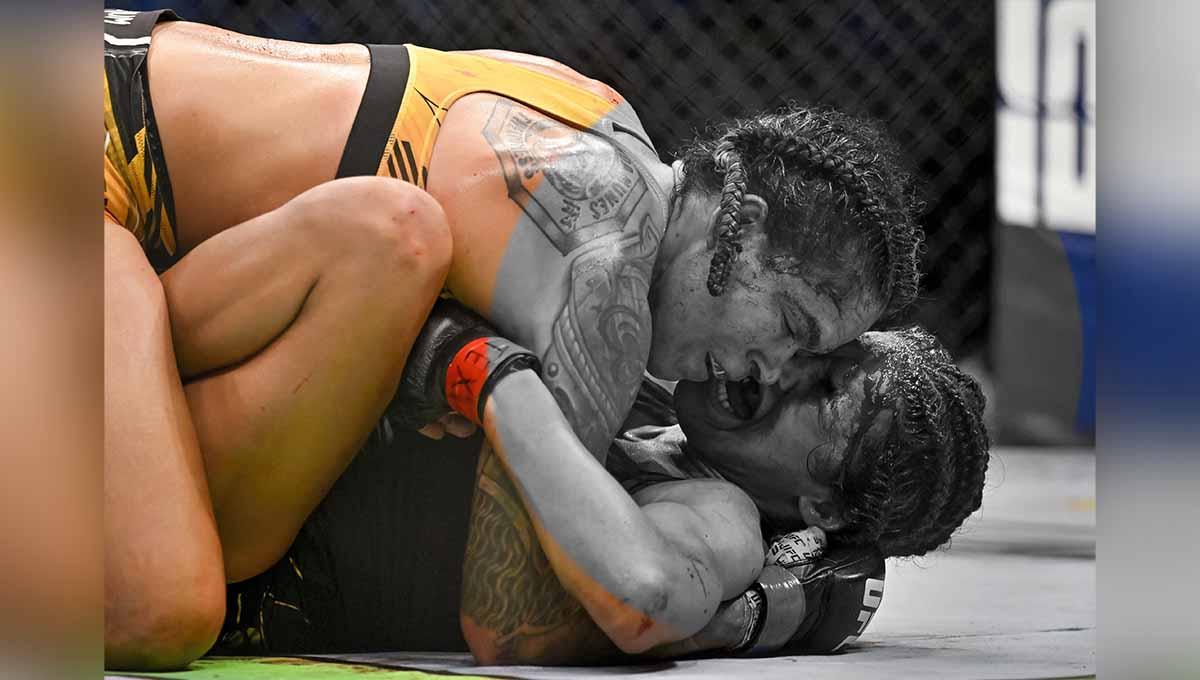 Dengan dahi sobek penuh jahitan, Julianna Pena, mengakui bahwa ia sudah tidak sabar untuk membalas kekalahan atas Amanda Nunes di duel UFC jilid tiga. Foto: Reuters/Jerome Miron - INDOSPORT