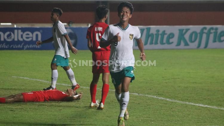 Selebrasi pemain Timnas Indonesia U-16, Muhammad Kafiatur Rizky usai membobol gawang Singapura U-16 pada laga kedua fase grup Piala AFF U-16 2022 di Stadion Maguwoharjo, Rabu (03/08/22). - INDOSPORT