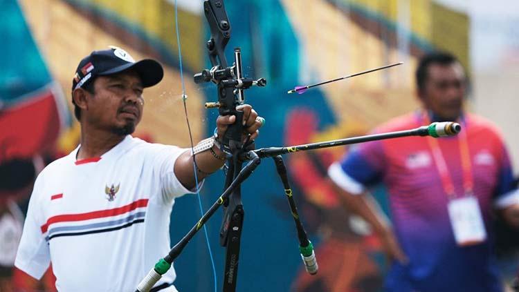 Atlet panahan Indonesia di ASEAN Para Games 2022, Kholidin jadi pusat perhatian menarik dan melepaskan busur dari mulutnya - INDOSPORT