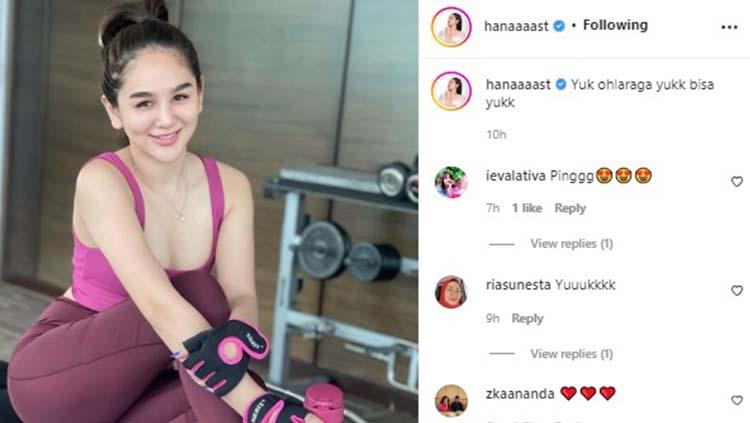 Selebgram Indonesia, Hana Hanifah, asyik berenang pakai bikini di Bali yang membuat netizen salah fokus dibuatnya. - INDOSPORT