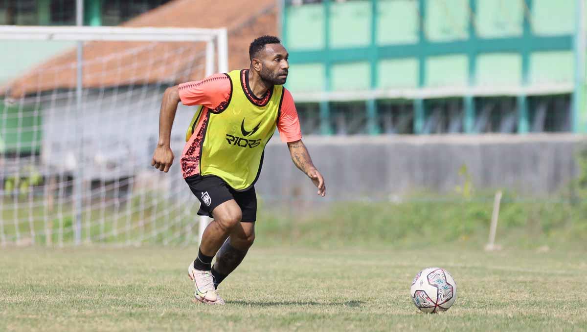 PSIS Semarang resmi melepas striker asal Papua, Titus Bonai. - INDOSPORT