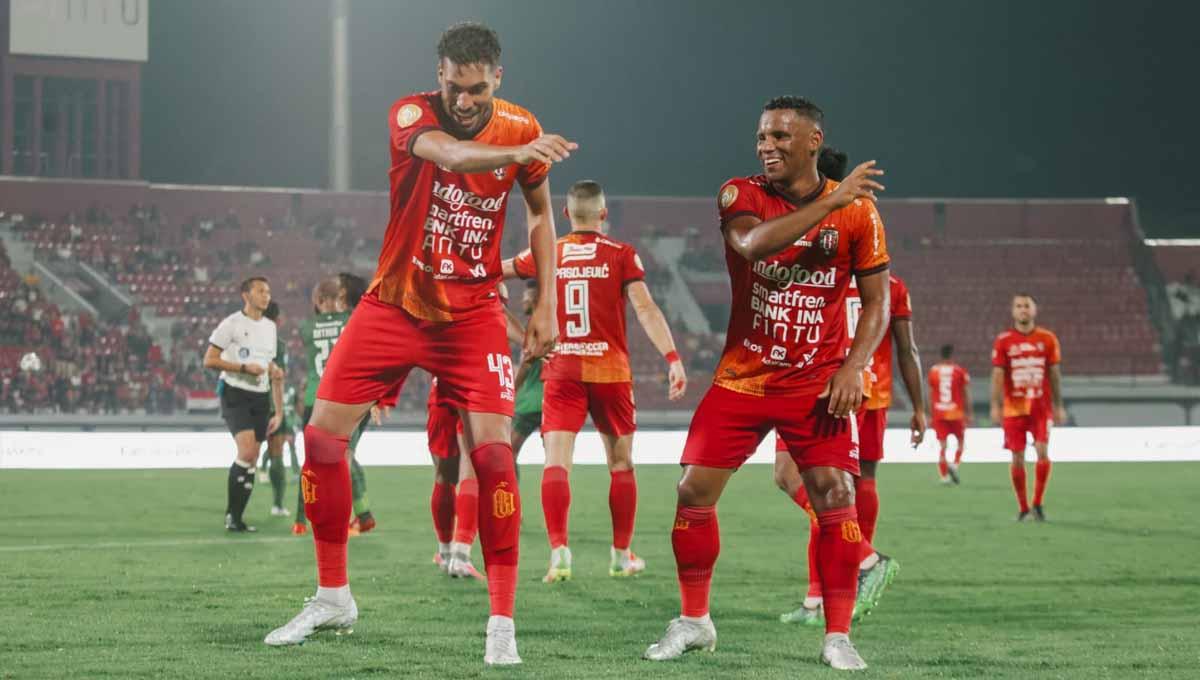 Bek Bali United, Willian Pacheco melakukan tarian samba bersama Eber Bessa. Foto: Bali United
