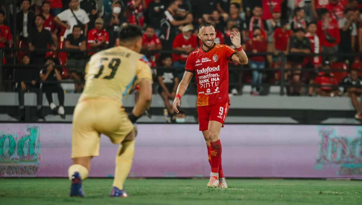 Penyerang Bali United, Ilija Spasojevic merayakan brace ke gawang Rans Nusantara FC. Foto: Bali United