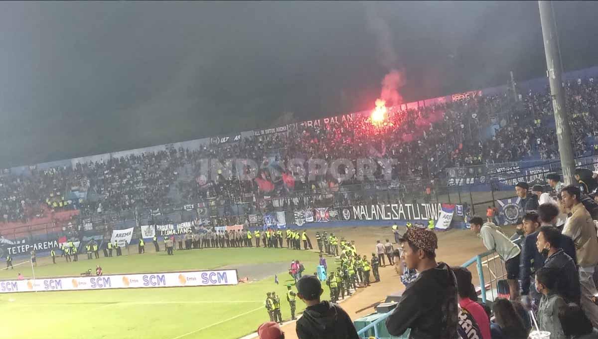 Kabar duka menyelimuti Singo Edan atas meninggalnya salah satu Aremanita jelang partai Liga 1 Indonesia antara Arema FC vs PSS Sleman, Jumat (05/08/22).