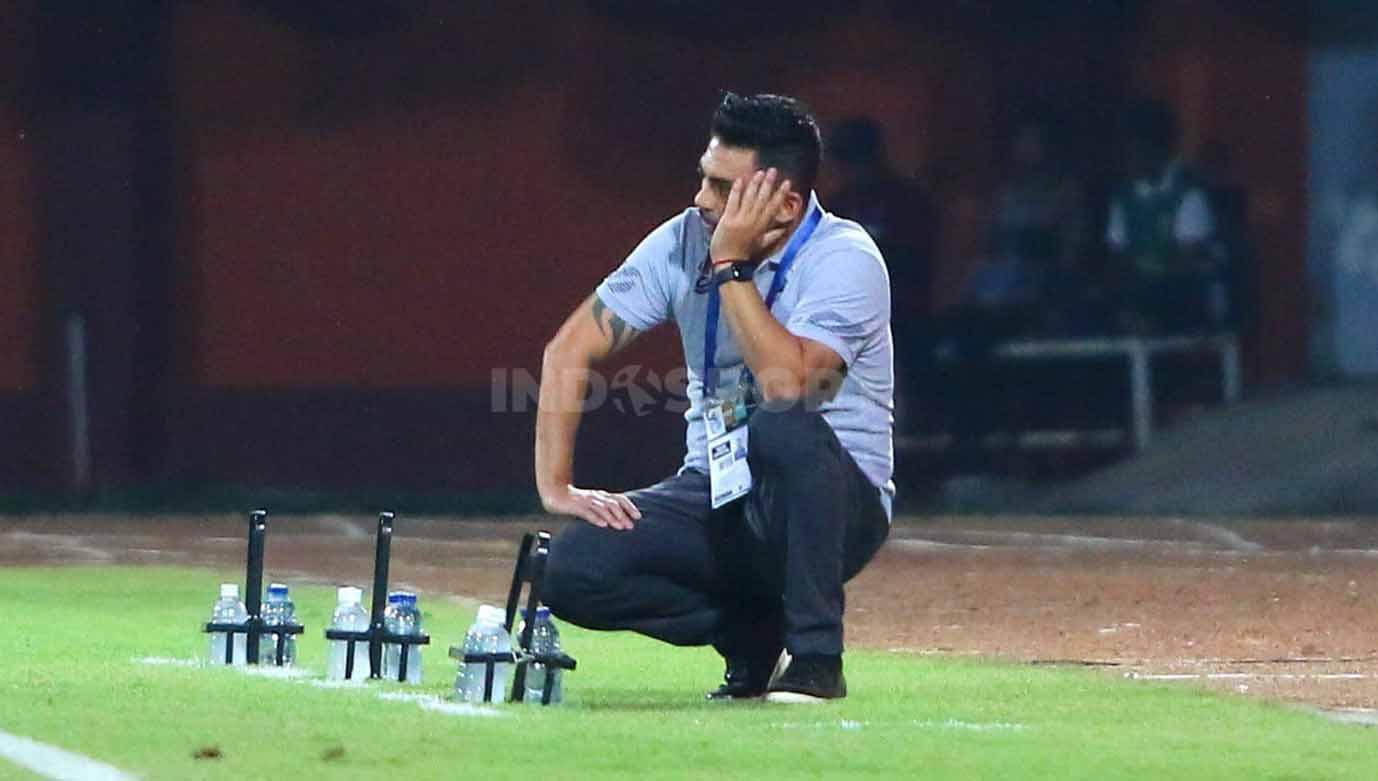 Ekspresi lesu pelatih Persik Kediri, Javier Roca. Foto: Ian Setiawan/INDOSPORT