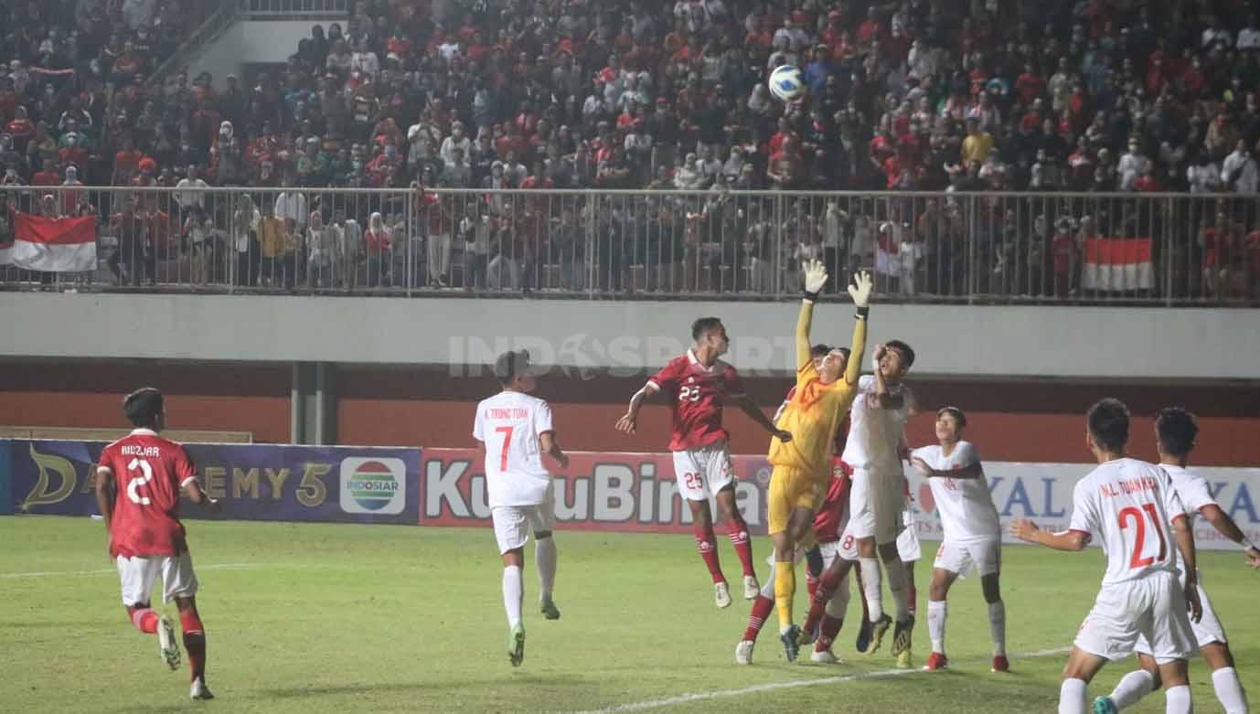 Indosport - Aksi kiper Timnas Vietnam, Phan Dinh Hai, saat melawan Timnas Indonesia U-16 di pertandingan final Piala AFF U-16 2022 telah memancing emosi netizen.