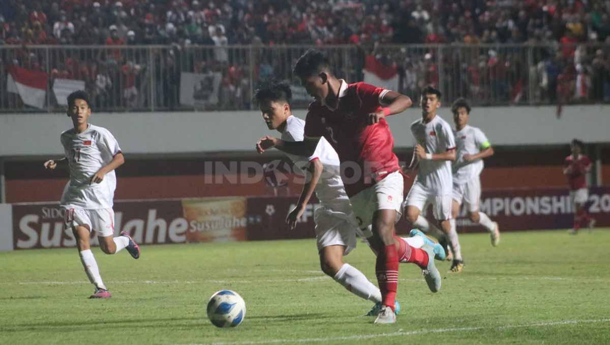 Indosport - Pertandingan antara Timnas Indonesia U-16 vs Vietnam pada laga fase grup Piala AFF U-16 2022 di Stadion Maguwoharjo, Minggu (06/08/22).