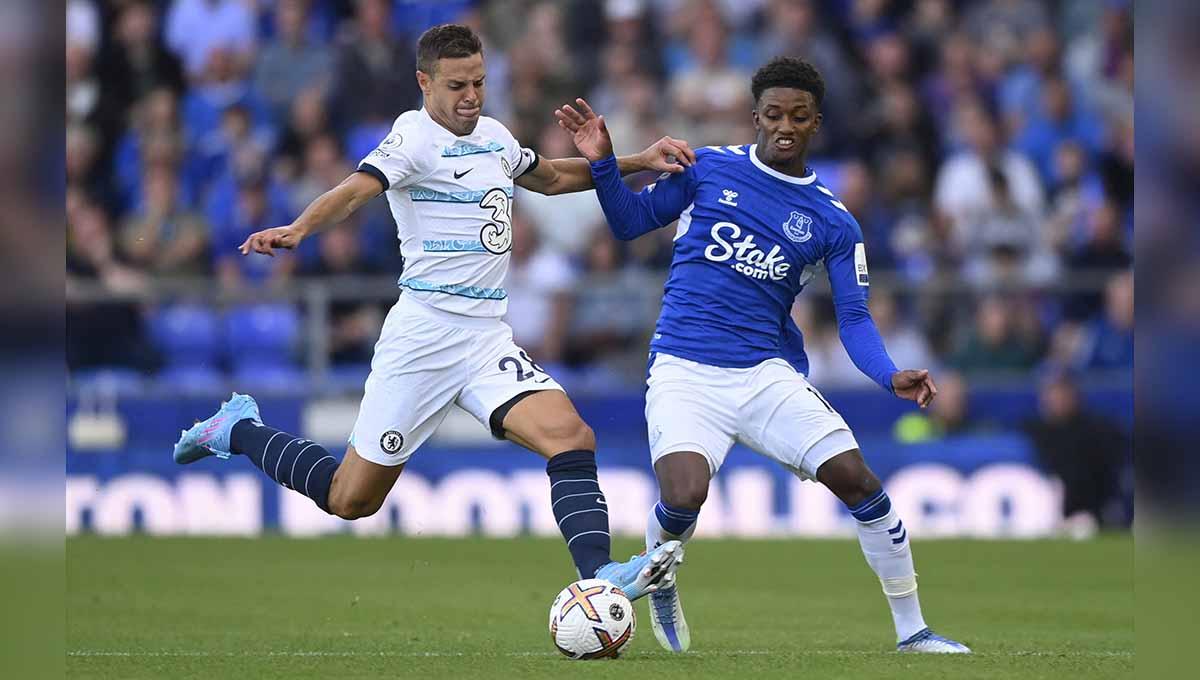 Pemain Chelsea Cesar Azpilicueta berebut bola dengan pemain Everton Demarai Gray. Foto: REUTERS/Toby Melville