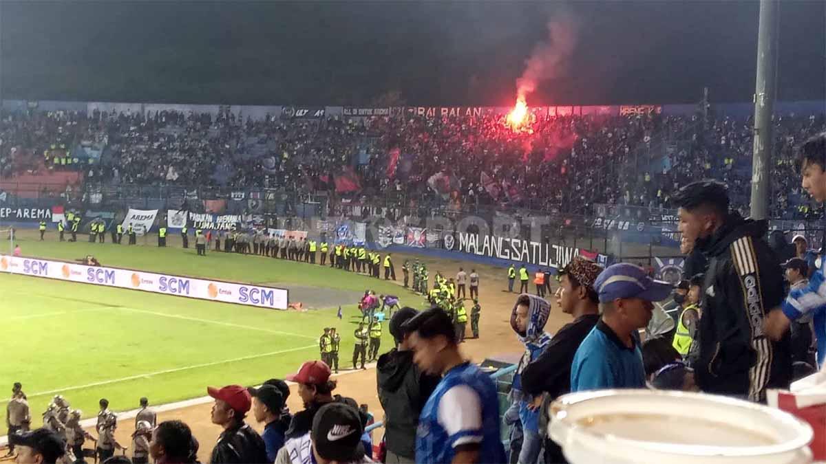 Flare yg menyala saat Arema FC vs PSS Sleman.