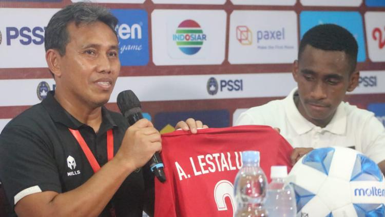 Pelatih Timnas Indonesia U-17, Bima Sakti membawa jersey mendiang Alfin Lestaluhu saat sesi jumpa pers. - INDOSPORT