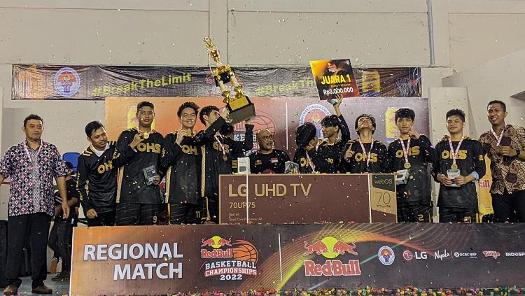 SMA Olifant sukses mengalahkan SMAN 4 Yogyakarta dan menjadi juara turnamen bola basket Red Bull Basketball Championships 2022 Seri Yogyakarta. - INDOSPORT