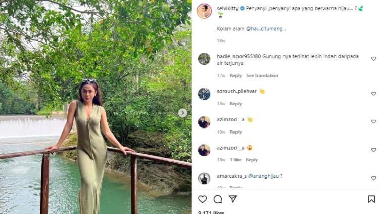 Penyanyi dangdut Selvi Kitty baru-baru ini mengunggah video estetik saat asyik berenang di akuarium ikan. Potret seksinya langsung jadi sorotan.