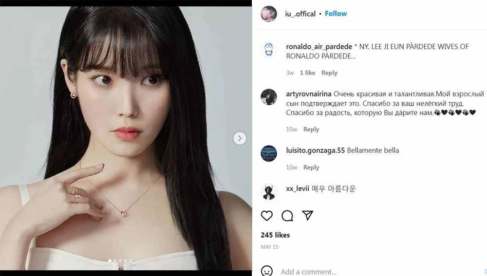 Jelang perilisan film barunya tentang ‘Piala Dunia’, artis kondang Korea Selatan, IU (Lee Ji Eun) pose cantik sambil panas-panasan di lapangan bola.
