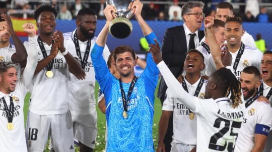 Real Madrid memenangkan Piala Super Eropa, Kamis (11/08/22). Foto: REUTERS/Kai Pfaffenbach.