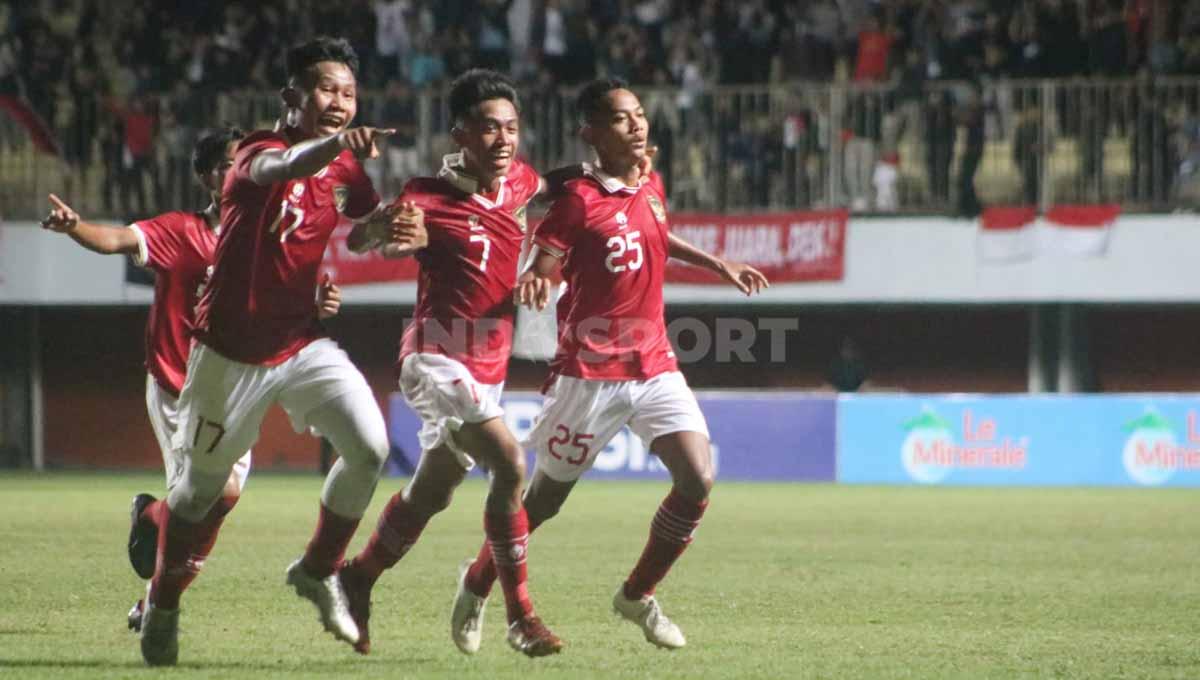 Indosport - Selebrasi pemain Timnas Indonesia U-16 vs Myanmar U-16 di semifinal Piala AFF U-16, Rabu (10/08/22).