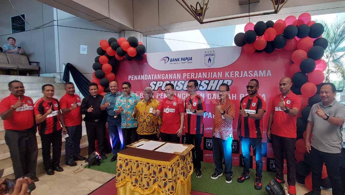 Manajemen Persipura usai menandatangani MoU kerjasama dengan PT Bank Papua. Foto: Sudjarwo/INDOSPORT