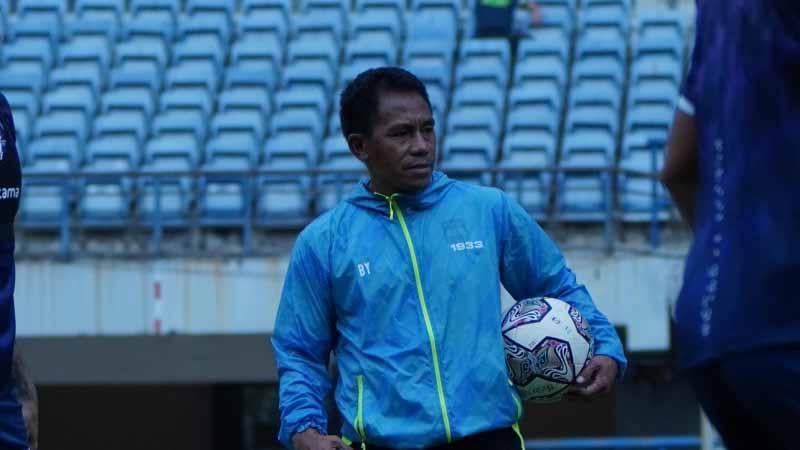 Asisten pelatih Persib, Budiman, memimpin latihan di Stadion GBLA, Kota Bandung, Kamis (11/08/22). Foto: MO Persib. - INDOSPORT