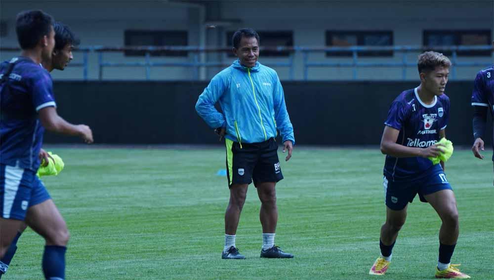 Asisten pelatih Persib, Budiman, memimpin latihan di Stadion GBLA, Kota Bandung, Kamis (11/08/22). Foto: MO Persib