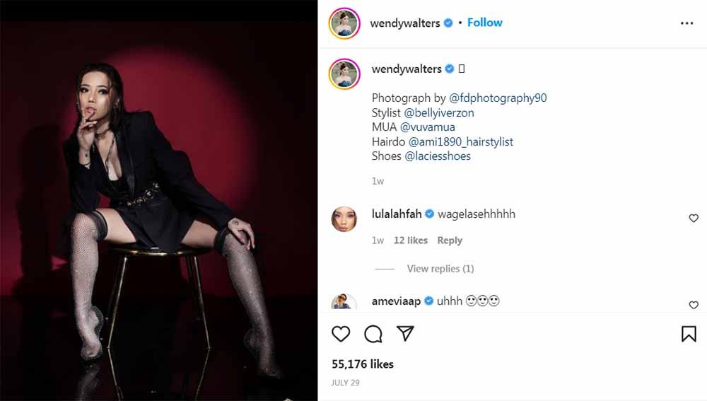 Tak ada habisnya mencuri perhatian, selebgram pegiat workout, Wendy Walters, tampil seksi berbikini merah memamerkan body goalsnya di tepi kolam renang.