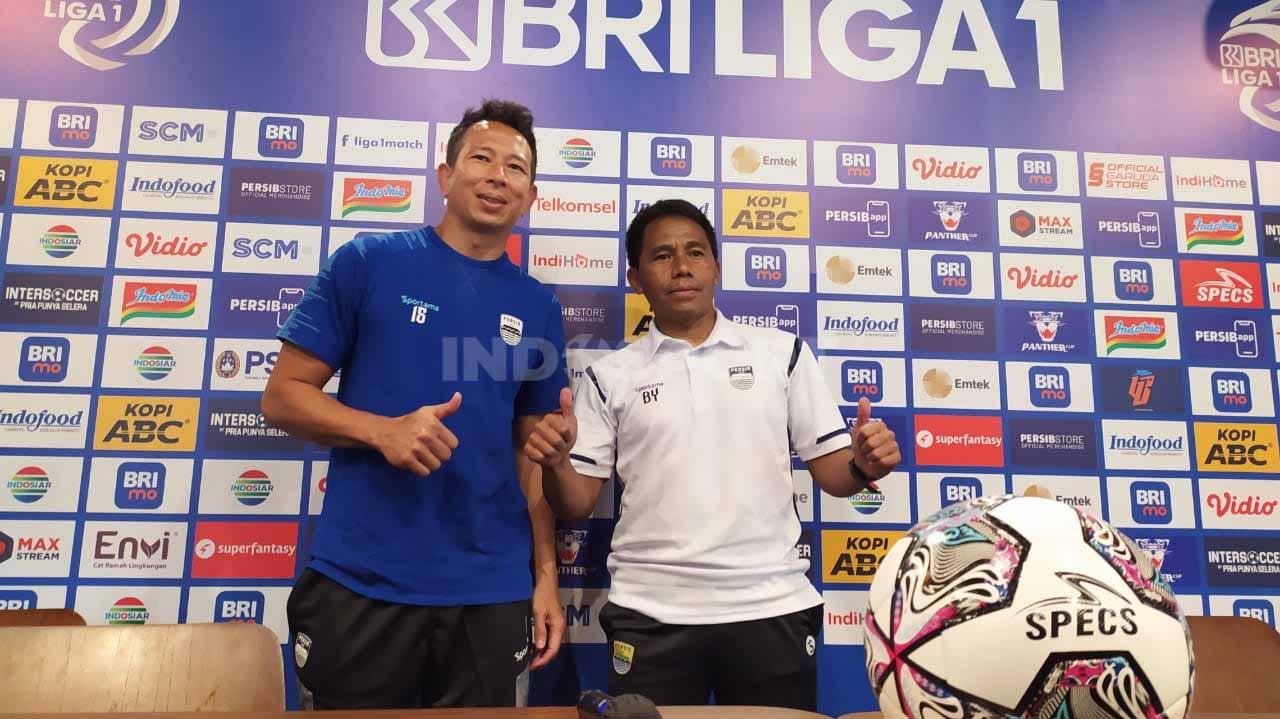 Carateker pelatih Persib, Budiman (kanan) bersama pemainnya I Made Wirawan, saat konferensi pers menjelang lawan PSIS Semarang di Liga 1. - INDOSPORT