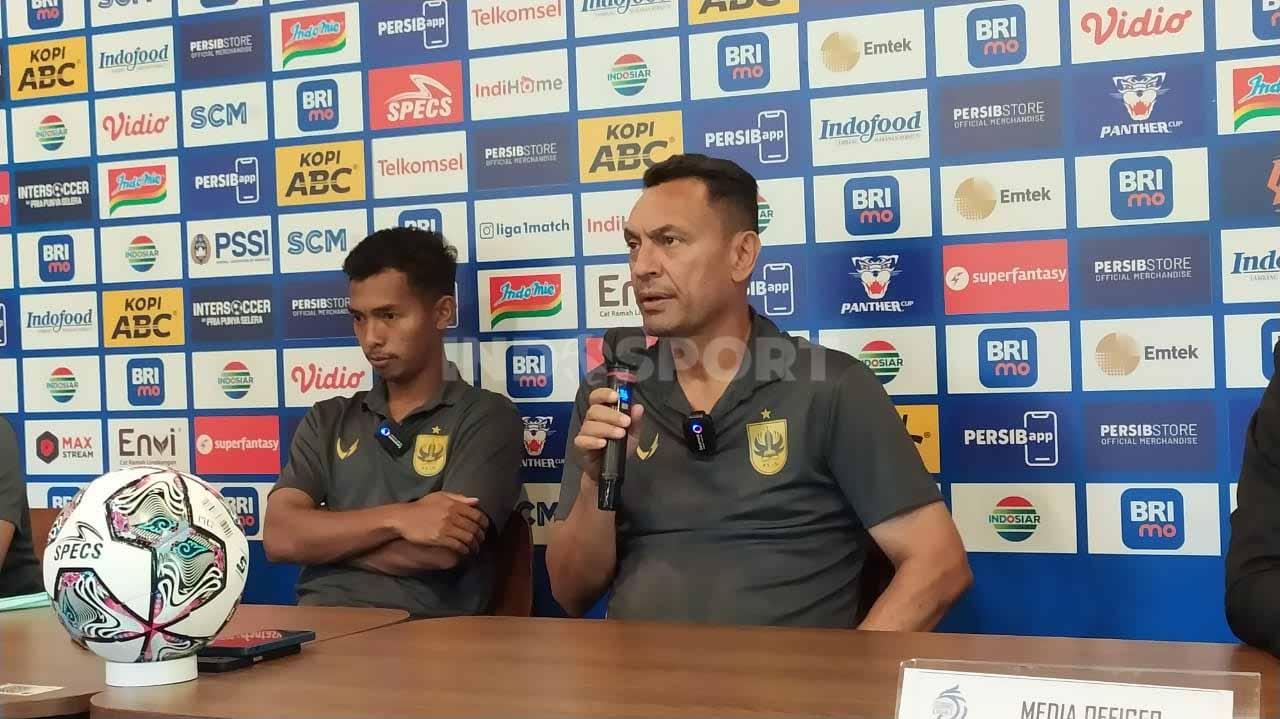 Pelatih PSIS Semarang, Sergio Alexandre (kanan) bersama pemainnya Andreas Ado, saat konferensi pers menjelang lawan Persib Bandung.