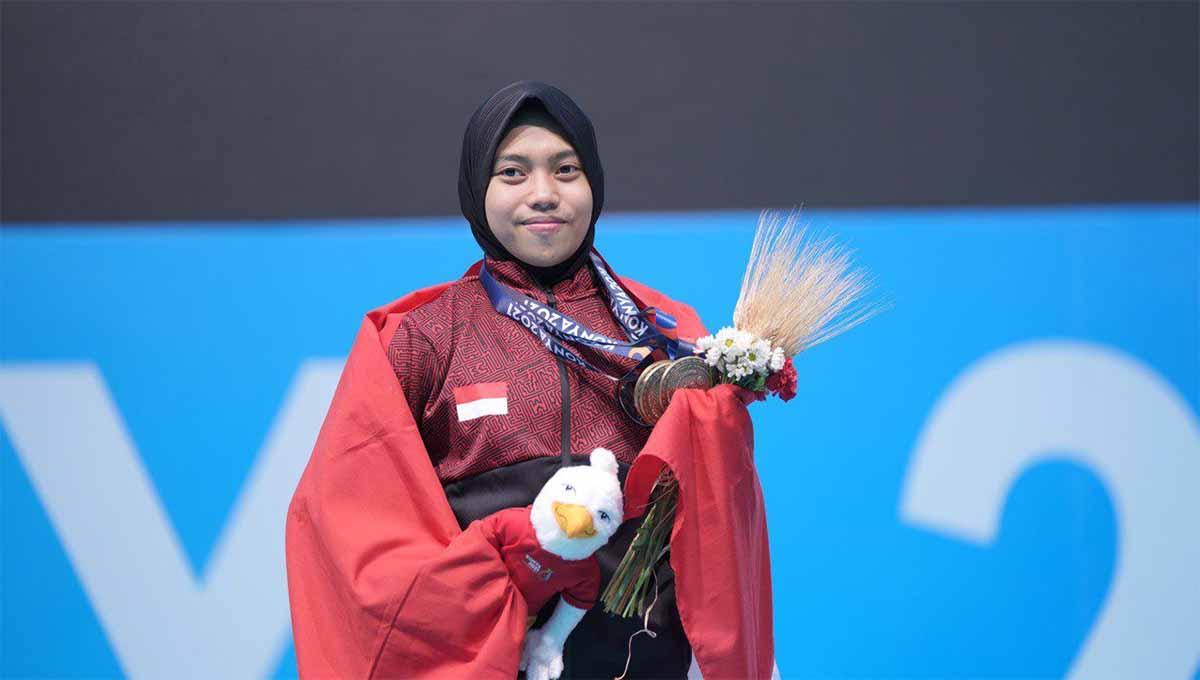 Lifter muda Siti Nafisatul Hariroh berhasil menyabet medali emas di Kejuaraan Angkat Besi Asia 2022 (IWF Asian Championship) di Manamah, Bahrain. Foto: NOC Indonesia/M Rifki - INDOSPORT