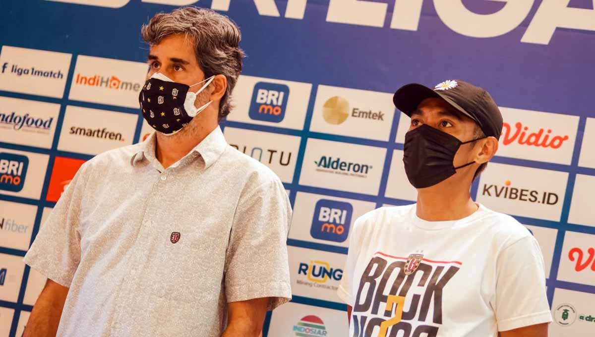 Pelatih Bali United, Stefano Cugurra bersama kapten tim, Fadil Sausu. Foto: Bali United