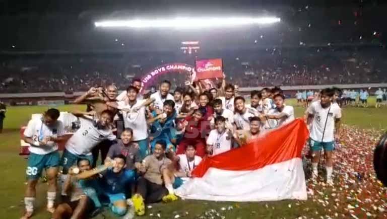 Indosport - Selebrasi pemain Timnas Indonesia U-16 usai mengalahkan Vietnam dan Juara Piala AFF U-16 2022. Foto: Nofik Lukman Hakim/INDOSPORT