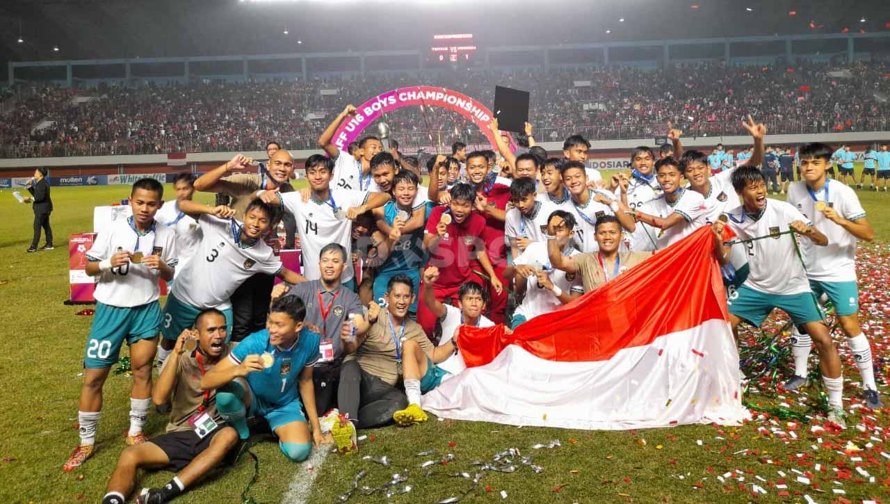 Selebrasi pemain Timnas Indonesia U-16 saat menjuarai Piala AFF U-16 2022. Sebagian besar pemain kembali beraksi di Piala Dunia U-17 2023. Foto: Nofik Lukman Hakim/INDOSPORT