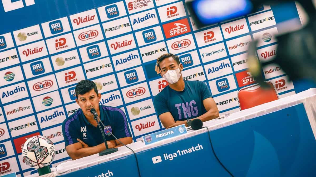 Pelatih Persita, Alfredo Vera dan pemain, Muhammad Toha jelang lawan Persis Solo. Foto: Persita Tangerang