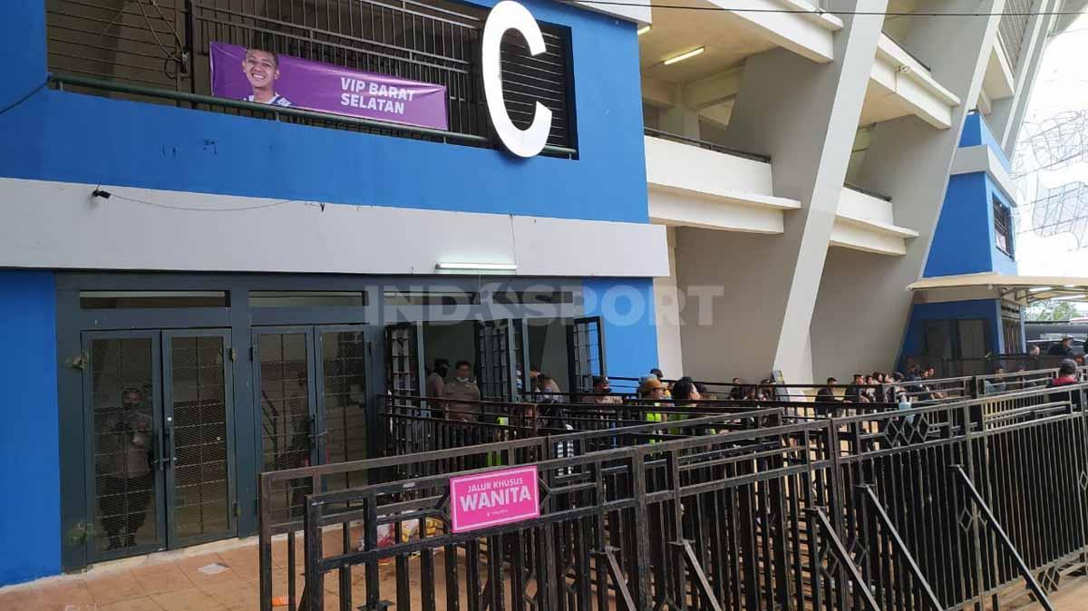 Situasi di luar Stadion GBLA.