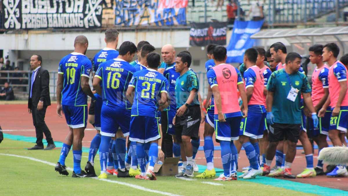 Persib Bandung akhirnya berhasil meraih kemenangan perdana di kompetisi Liga 1 2022-2023, setelah menaklukkan PSIS Semarang pada pekan keempat.