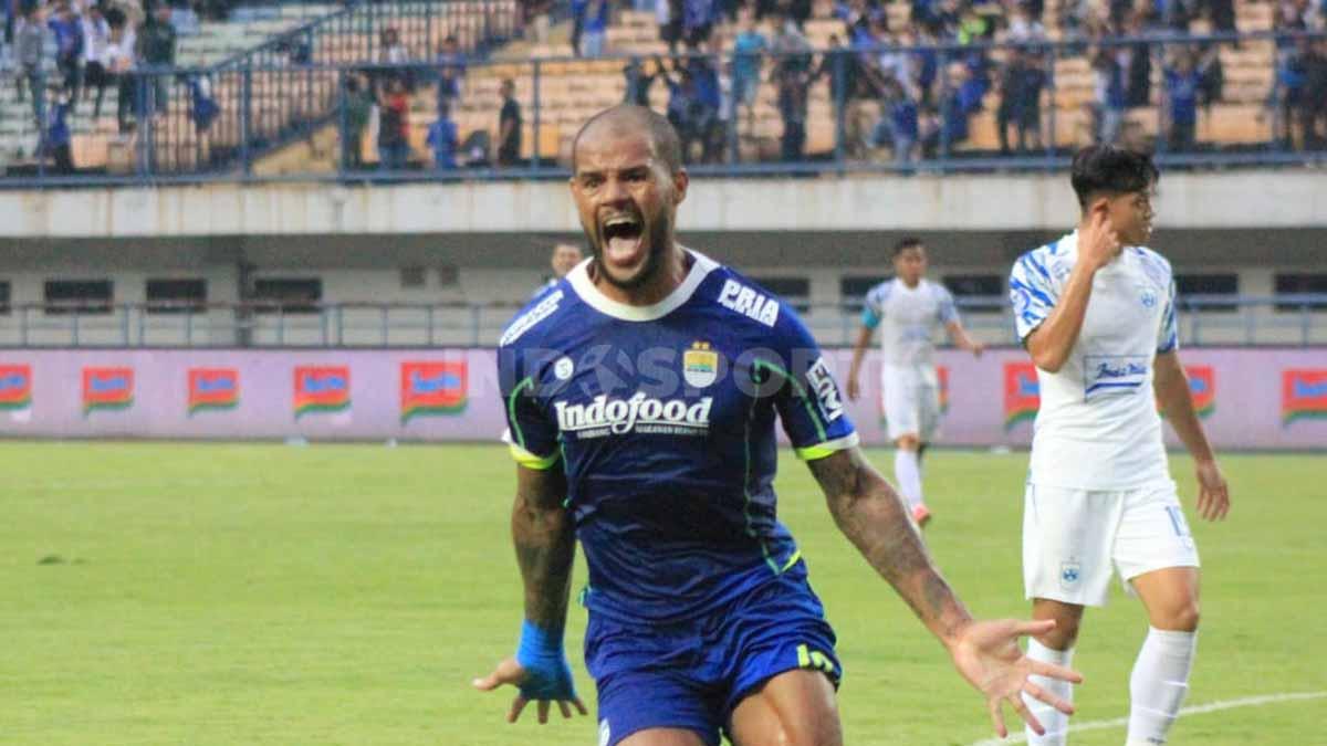 Selebrasi striker Persib bandung, David da Silva usai cetak gol penalti ke gawang PSIS Semarang pada laga lanjutan Liga 1 di Stadion GBLA, Sabtu (13/08/22). - INDOSPORT